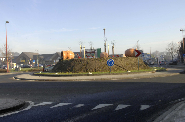 Andenne. Œuvre d'art du carrefour "les Pots".