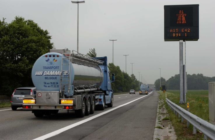 Fernelmont. Franc-Warêt. Camions sur l'autoroute E42.