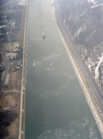 Marche-les-Dames à Namêche. Glaçons sur la Meuse.