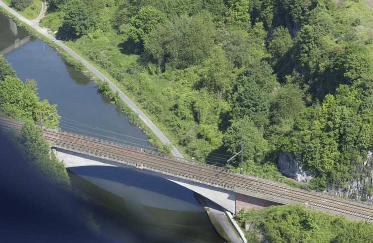 Vues aériennes de la Haute-Meuse entre Hastière et Namur.