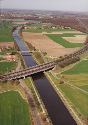 Bernissart. Pommeroeul. Autoroute E42 et pont du chemin de Chièvres.