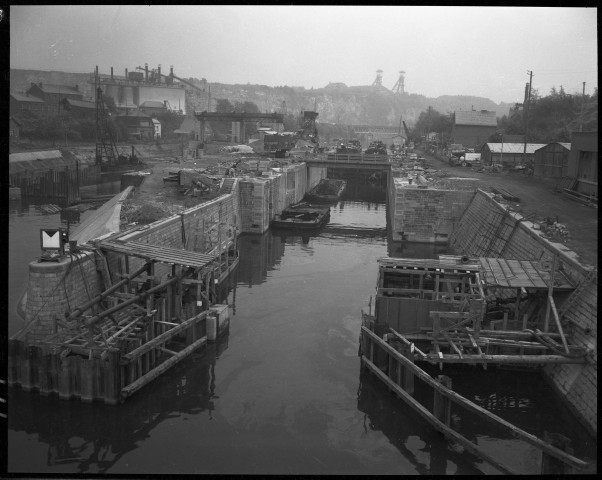 Monceau-sur-Sambre. Reconstruction de l'écluse sur la Sambre.