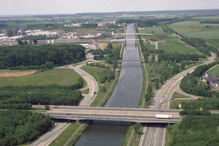 Feluy. Ponts-routes n°1 et 2 ; porte de garde ; darse ; passerelle pipe-line ; pont-route Fina Research.