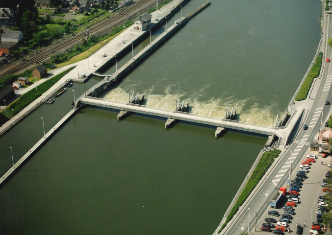 Dinant. Leffe. Barrage-écluse sur la Meuse.