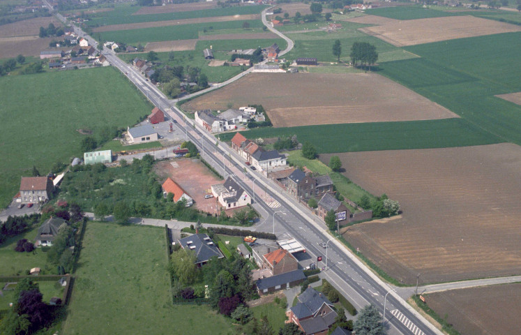 Villers-Saint-Amand. Neutralisation de la bande centrale et restructuration complète de la voirie.