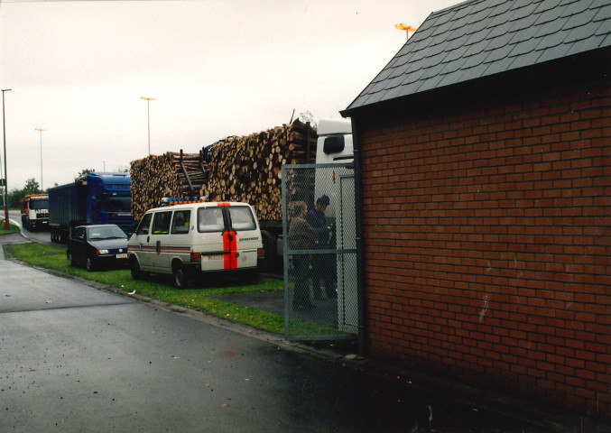 La Bruyère. Rhisnes. E42. Contrôle de charge (surcharge) par pesée sur les poids-lourds.