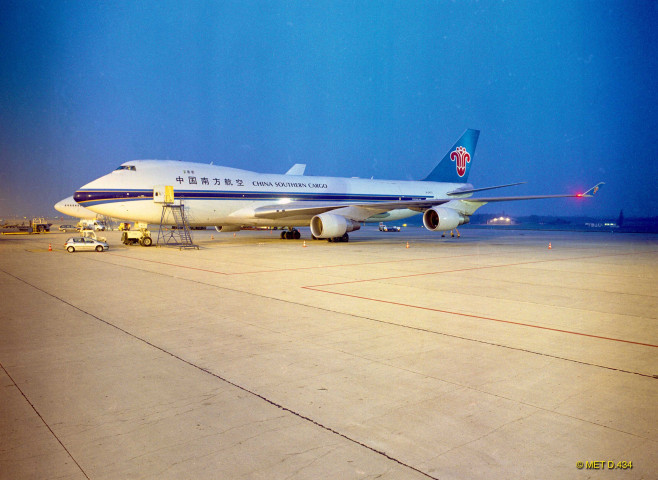 Grace-Hollogne. Aéroport de Bierset. Affrétage d'un avion cargo chinois.