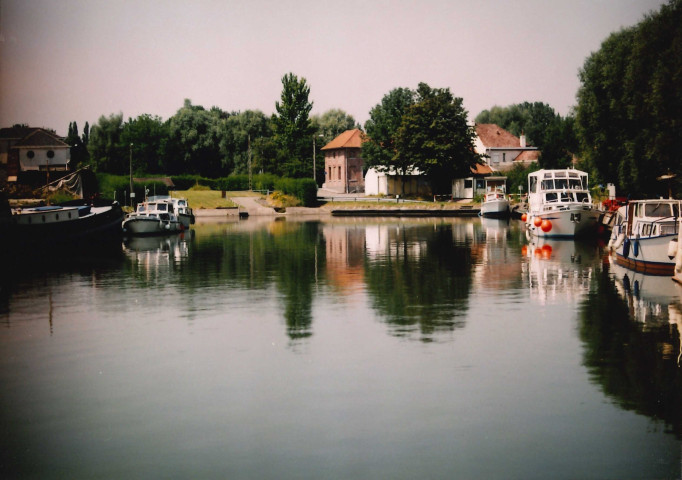 Péruwelz. Port de plaisance. Installations.