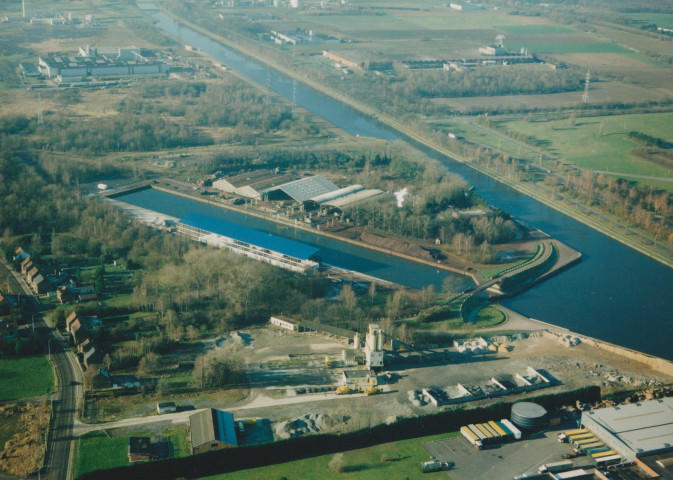 Mons. Ghlin. Les deux darses (nord et sud) sur le canal du Centre.