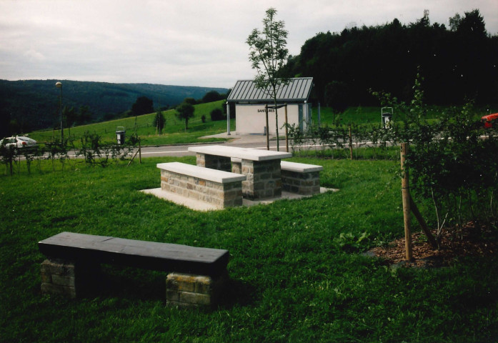 Theux. Polleur. E42. Aire de repos. Mobilier du parking.