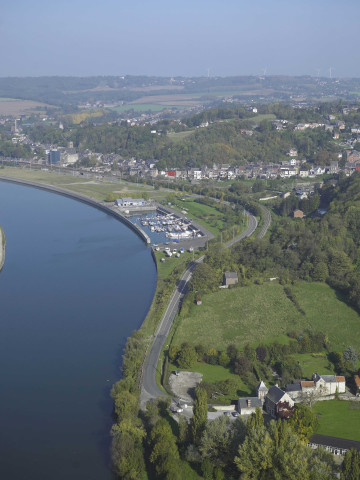 Huy. Statte. Vues aériennes de la Meuse. Port.