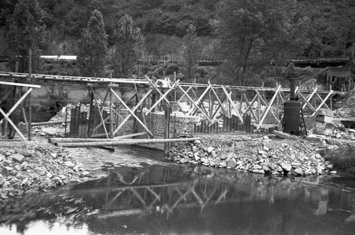 Gendron-Celles. Reconstruction du pont sur la Lesse.