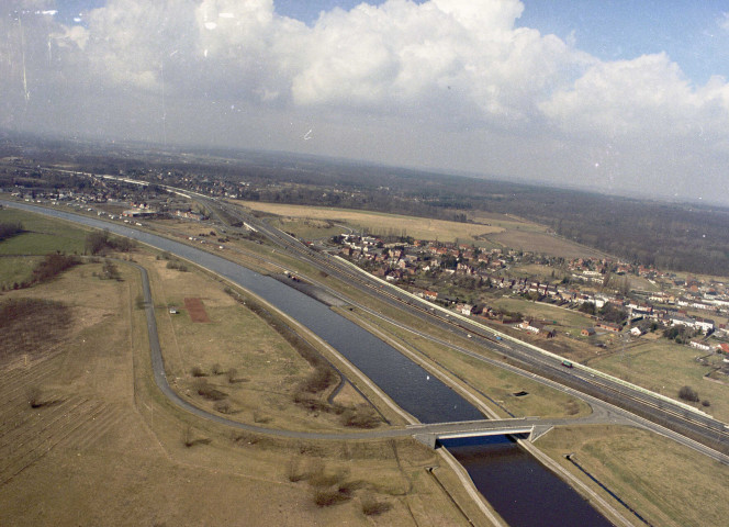 Obourg à Mons. Canal du Centre.