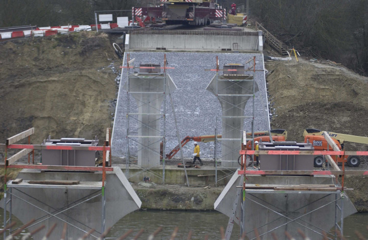 Pont à Celles. Canal Charleroi-Bruxelles. Pose des traverses par-dessus le canal.