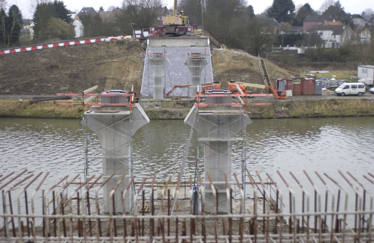 Pont à Celles. Canal Charleroi-Bruxelles. Pose des traverses par-dessus le canal.