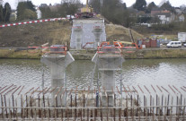 Pont à Celles. Canal Charleroi-Bruxelles. Pose des traverses par-dessus le canal.