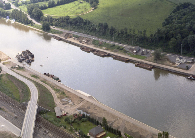 Namêche. Port sur la Meuse.