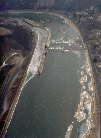 Yvoir à Rivière. Glaçons sur la Meuse.