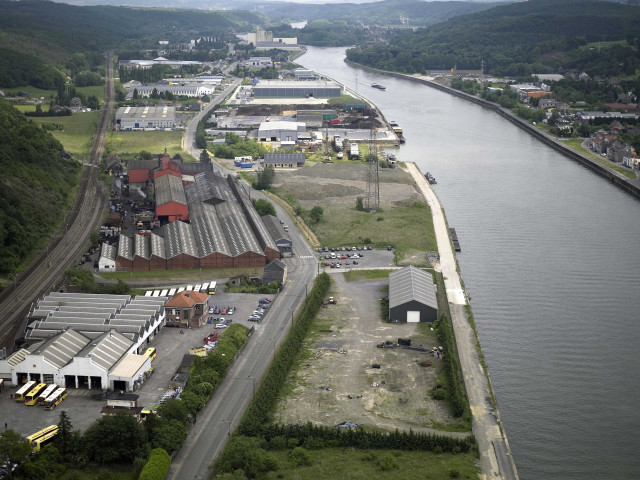 Andenne. Seilles. Entreprises en rive gauche de la Meuse.