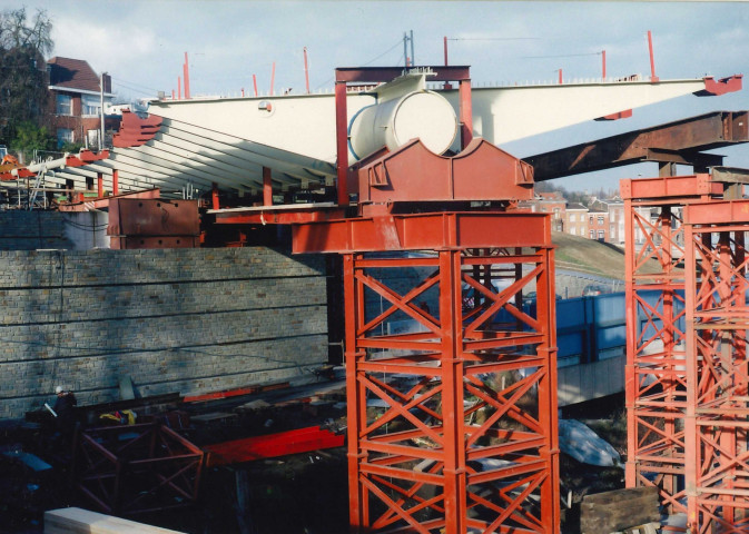Liège. Guillemins. Chantier n°1bis du TGV. Montage du pont-route d'accès aux parkings.