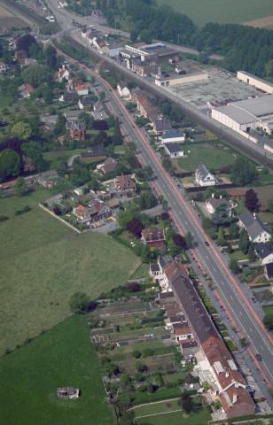 Leuze-en-Hainaut. Piste cyclable située avenue de la Libération.