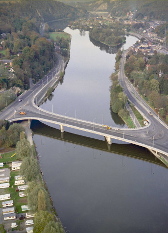 Yvoir. Pont sur la Meuse entre les RN92, 96 et 971.