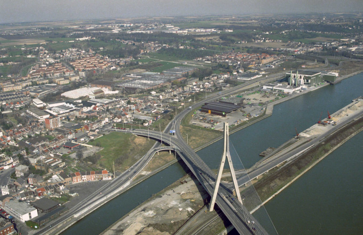 Liège et Herstal. Future route portuaire pour l'Île Monsin et travaux en bords de Meuse.