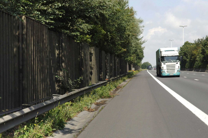 Namur. Beez. E411. Pose d'un mur ant-bruits en bois.