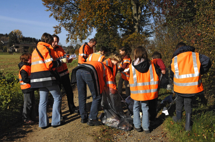 Havelange. Sensibilisation à la propreté par la police domaniale. Activité "place aux enfants".