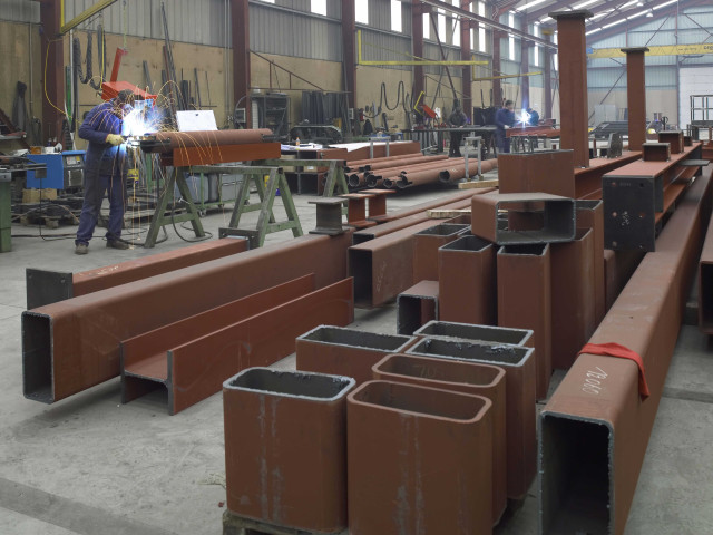 Andenne. Seilles. Atelier de construction. Fabrication de divers éléments de la superstructure pour le site KEMIRA, sur le canal Nimy-Blaton.