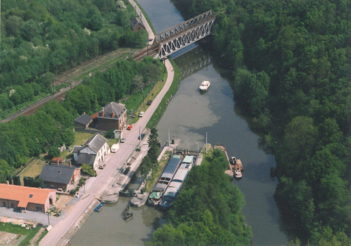 Sambre, pont-rail et écluse 5