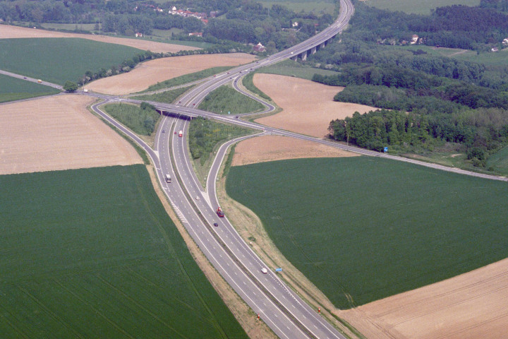 Court-Saint-Étienne. Pont sur la RN25.