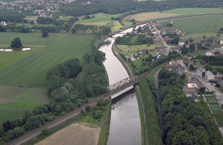 Floreffe. Ponts-rails de Franière, d'Amptia, de Floreffe et de la SNCB (ligne Namur-Charleroi) ; ponts-routes de Soye et de Floreffe village ; écluse ; bassins de virement de Franière et de dépôt de dragage de Floriffoux ; micro-centrale électrique et écluse de Floriffoux.