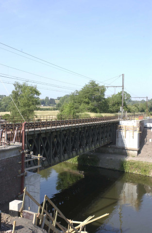 Lobbes. RAVeL. Pose de la passerelle.