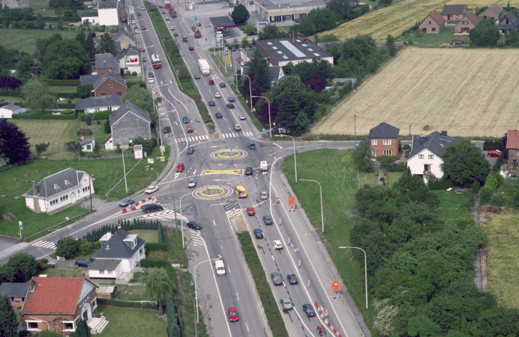 Bouge. Rond-point expérimental sur la RN 80.