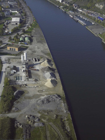 Huy. Tihange. Vues aériennes de la Meuse. Port.