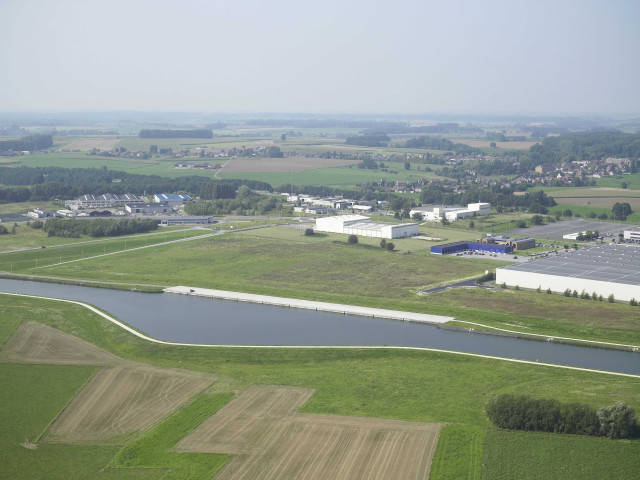 La Louvière. Strépy-Bracquegnies et Thieu. Canal du Centre à 300 tonnes. Vues aériennes.