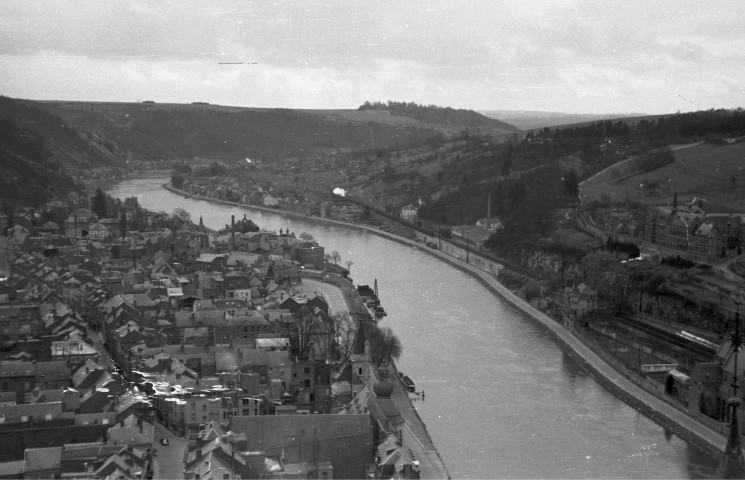 Dinant. Vues sur la Meuse et sur le pont provisoire.