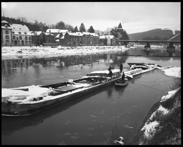 Hastière. Bateau "Chagny" sombré dans la Meuse.