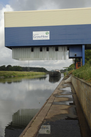 Saint-Ghislain. Tertre. Entreprise KEMIRA. Passerelle de transbordement en action.