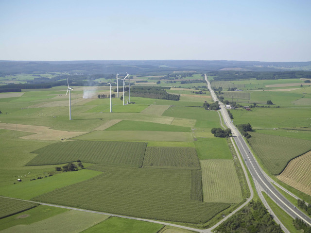 Sainte-Ode. Flamierge. RN4. Parc d'éoliennes.