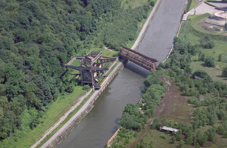 Marcinelle et Monceau-sur-Sambre. Pont-rail.