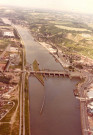 Vue aérienne du pont-barrage et de l'écluse