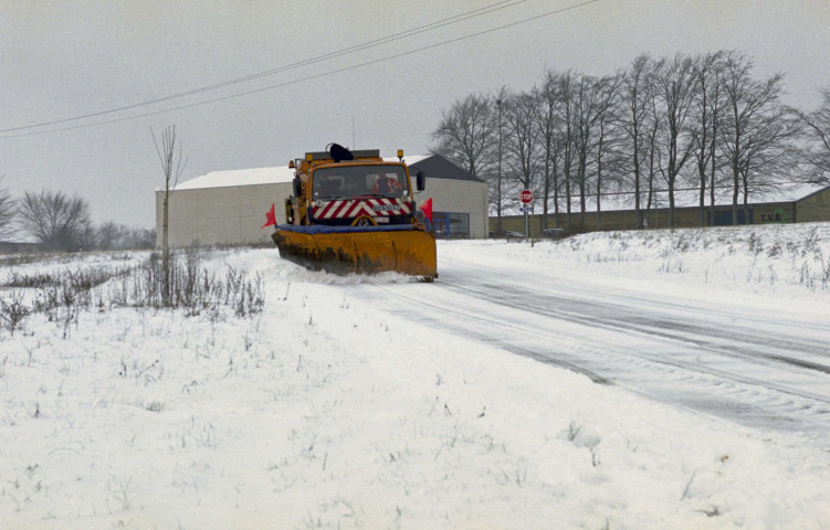 Bastogne. Service d'hiver. Chasse-neige. Epandeuse.