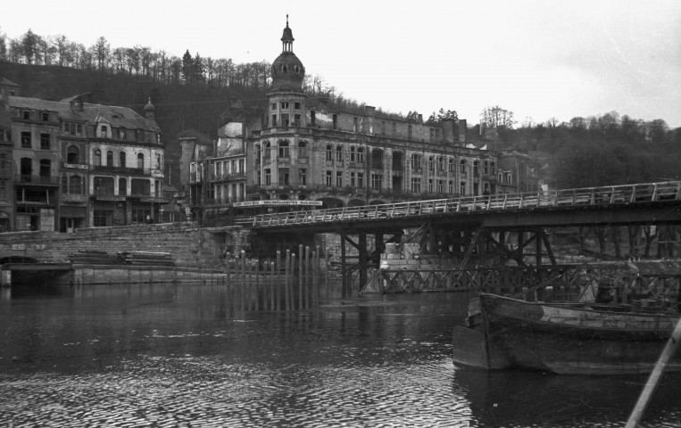 Dinant. Pont provisoire sur la Meuse.