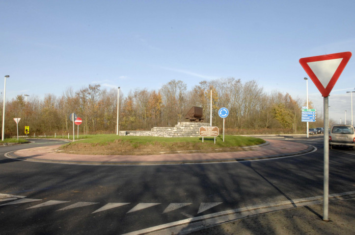 Saint-Georges-sur-Meuse. Œuvre d'art du carrefour "Plantations".