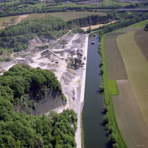 Vues aériennes de la Sambre et de la ligne SNCB 130A entre Charleroi et Erquelinnes.