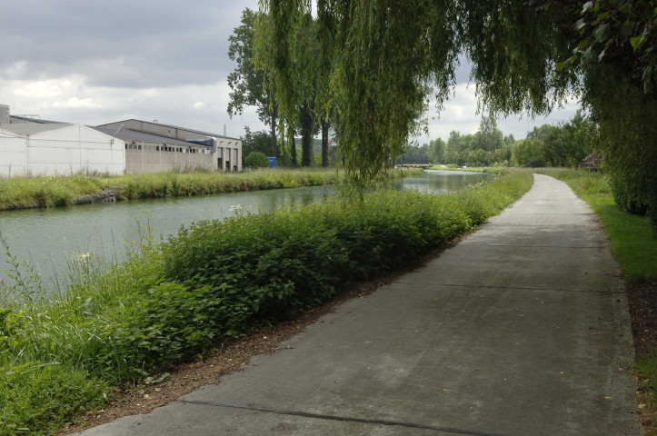 Bernissart. Pommeroeul. Vues sur le passage du Ravel 1.