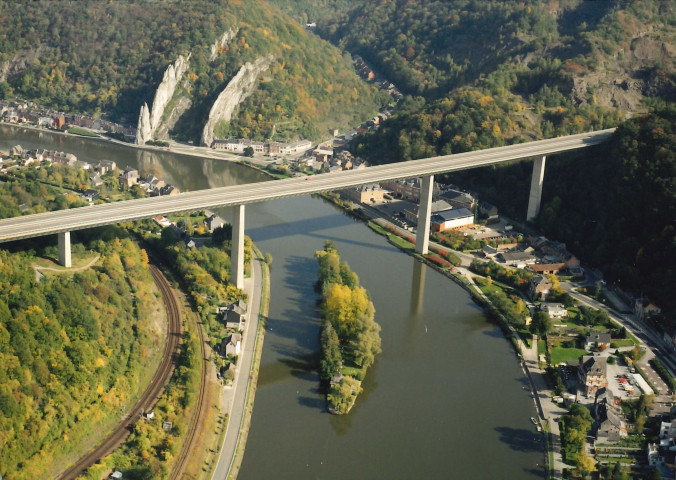 Dinant. Anseremme. Viaduc "Charlemagne" de la RN 97 au-dessus de la Meuse.