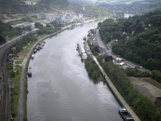 Namur. Lives-sur-Meuse. Rive droite de la Meuse. Relais nautique.